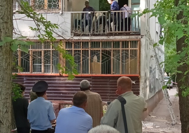 В Омске панельный дом подперли палкой, чтобы он не развалился