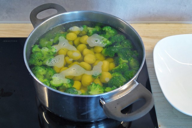 Запеканка ньокки с курицей и брокколи