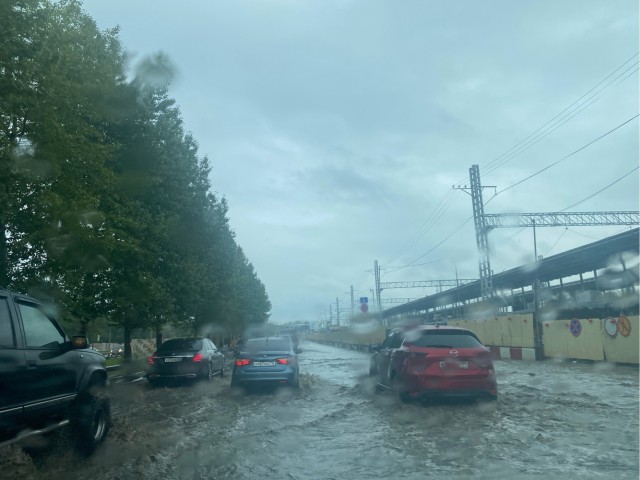 В Москве повреждены десятки автомобилей
