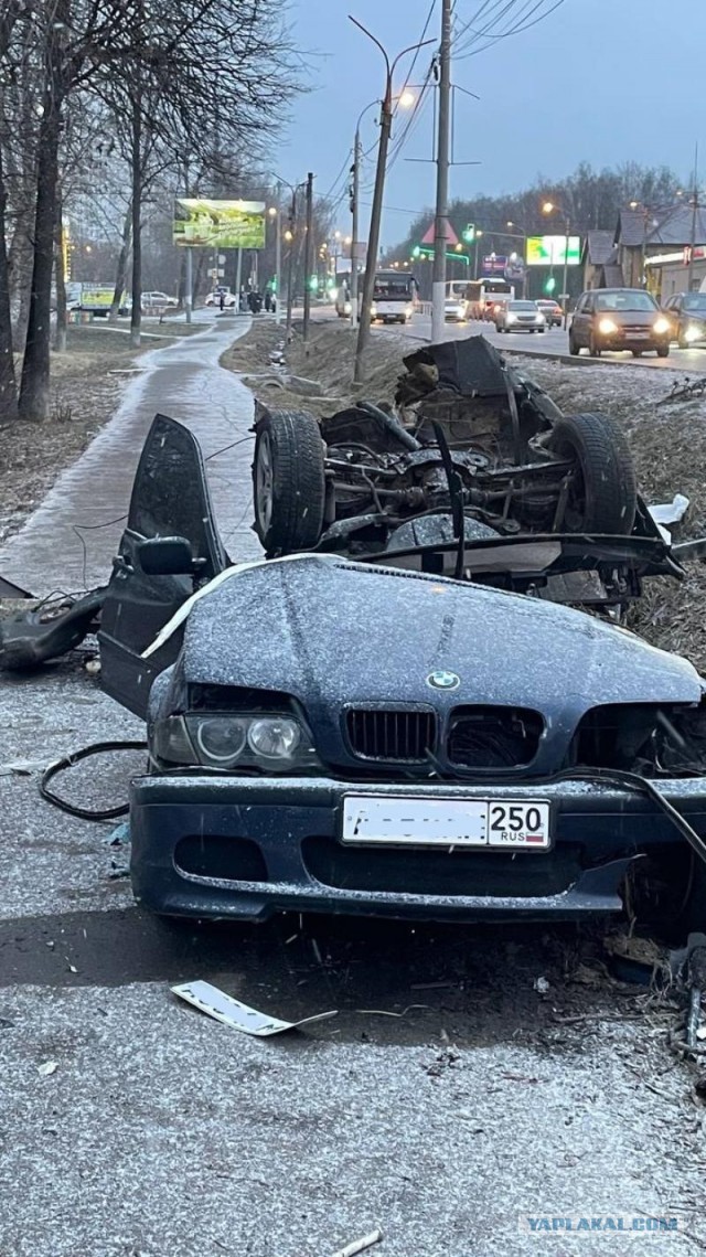 В Подмосковье BMW разорвало напополам при сильном ударе об столб