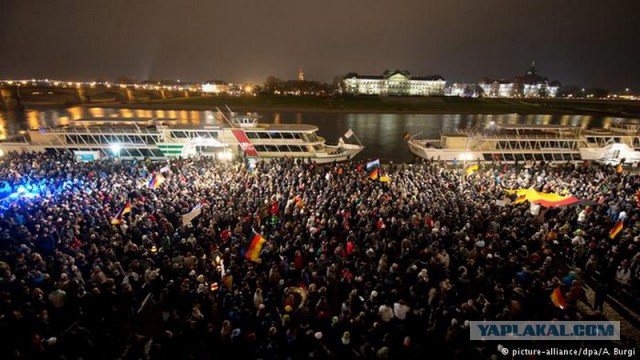 Германия: Тысячи людей присоединяются к идущим по