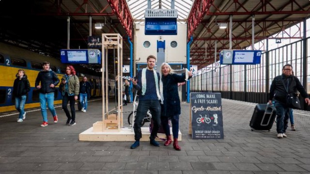 Как парень сделал вязальную машину, чтобы развлечь пассажиров в ожидании поезда