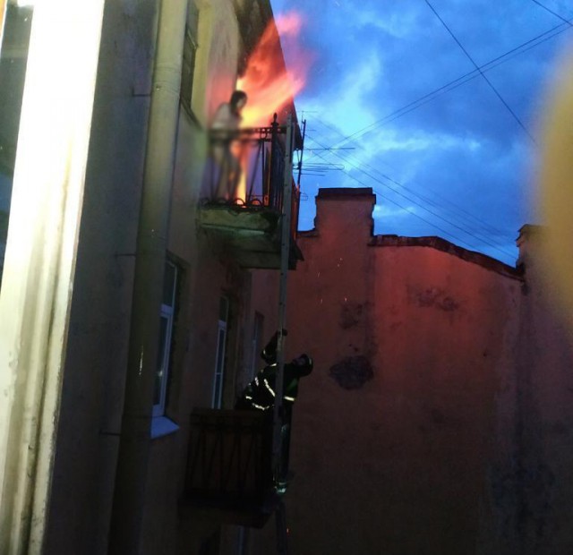 В Питере на Московском проспекте пожарные, смущаясь, спасли обнажённую девушку из огня