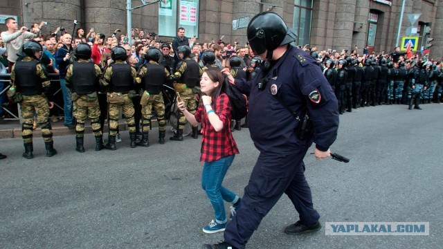 Контрактника Валеру Зубовского пообещали уволить из органов за насмешку над женщиной, которую ударили вчера в Петербурге