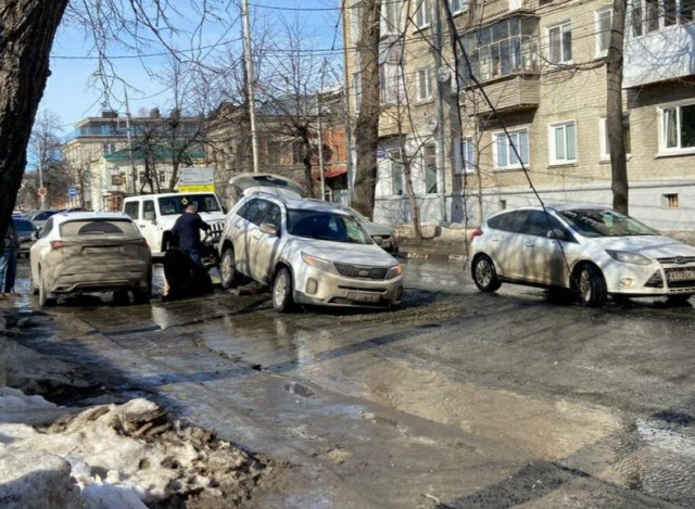 «Награда нашла героя»: внедорожник единоросса провалился в яму в центре Ульяновска