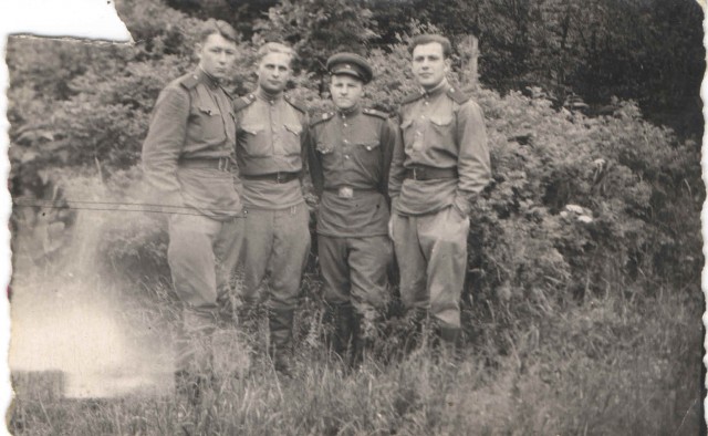 17 олдскульных фотографий мам и пап, показывающих, что в своё время они были ого-го