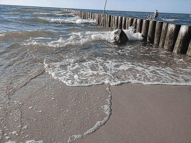 На море