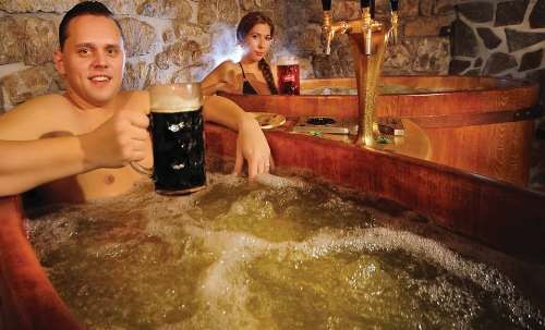 В Ленобласти соседи жалуются на мужчину, который устроил у себя в квартире джакузи из пива