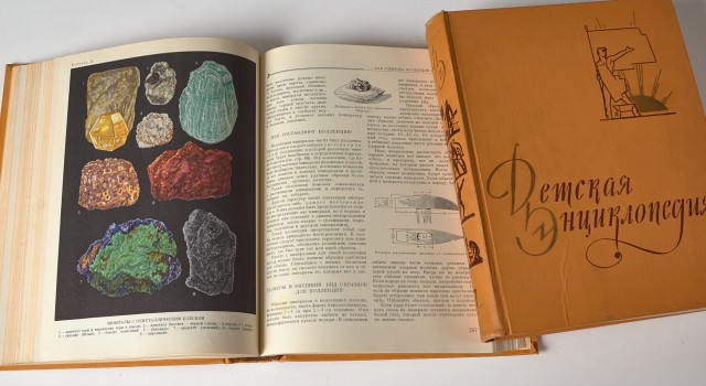 Книжные полки с книгами