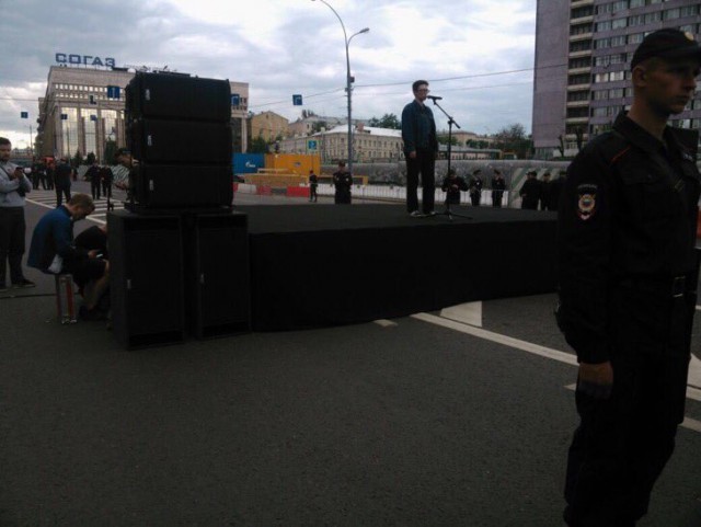 Навального задержали в подъезде его дома в Москве