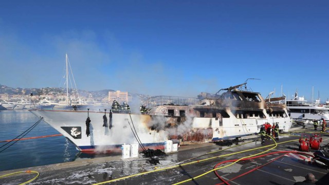 Шикарной яхте пришел конец - выгорела до тла, восстановлению не подлежит