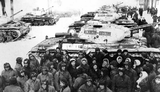 Негодяй кинул цветы в памятник Сталина