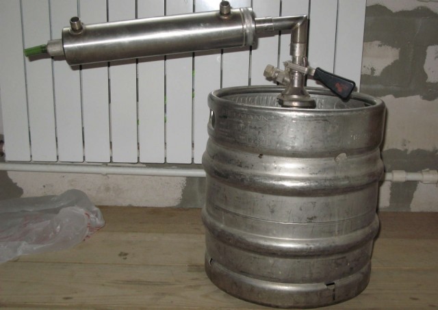 Парни попросили налить 3 литра пива и, пока продавец отвернулась, эта компашка украла два бочонка с 50 литрами пива в каждом!