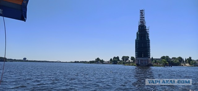 Почему до сих пор стоит затопленная колокольня в Калязине?