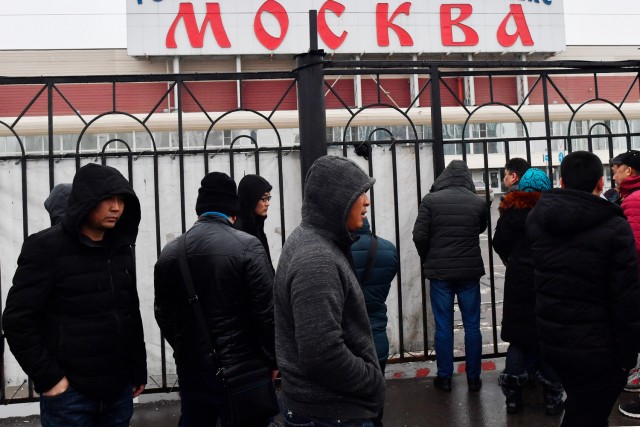 Узбекские трудовые мигранты покидают Россию