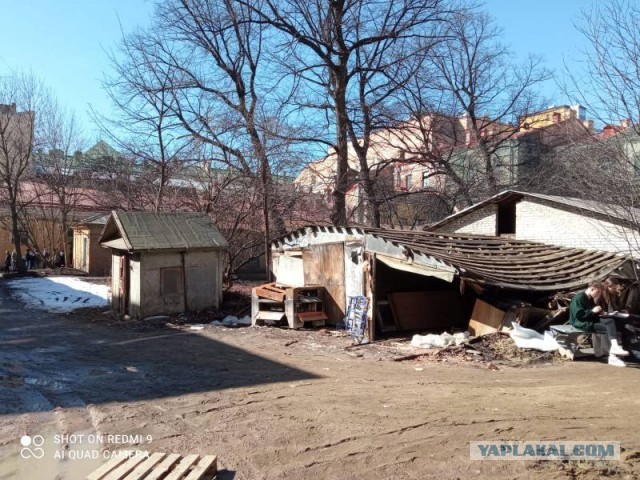 У метро «Новослободская» продают старинный деревянный дом за 500 миллионов рублей.