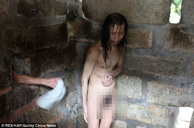 Сижу за решеткой в темнице сырой.