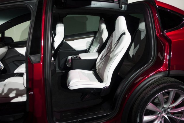 Tesla представила новый кроссовер Model X