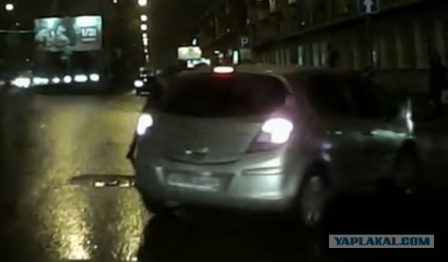 Сначала наехал на пешехода, потом еще и избил