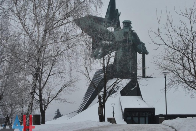 На Аллее ангелов в Донецке почтили память детей