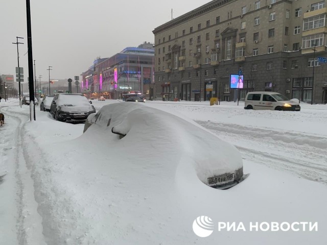 Москву ночью завалило снегом. Город стоит в 9-балльных пробках, нет движения на МКАДе, шоссе Энтузиастов, Варшавке и Ярославке