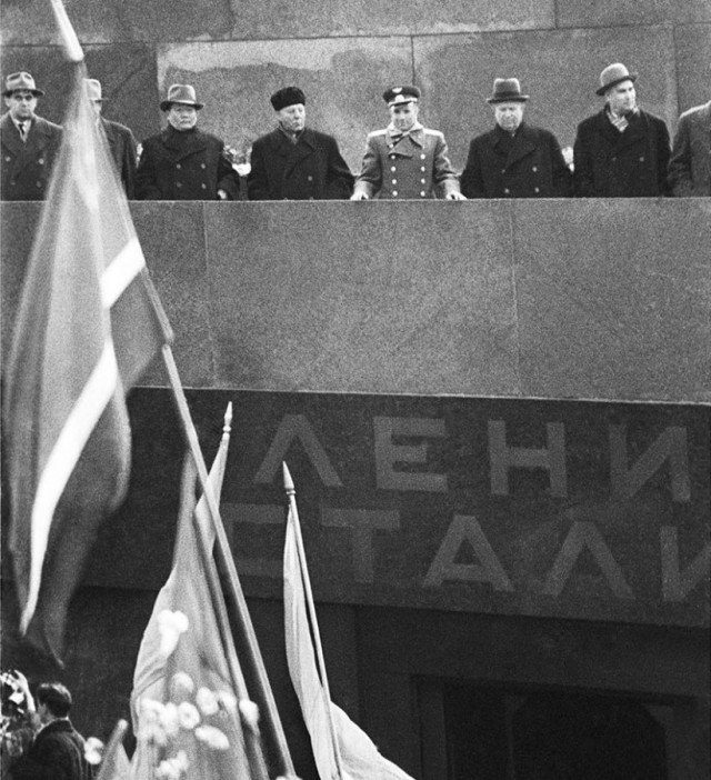 "Есть только миг между прошлым и будущим..."