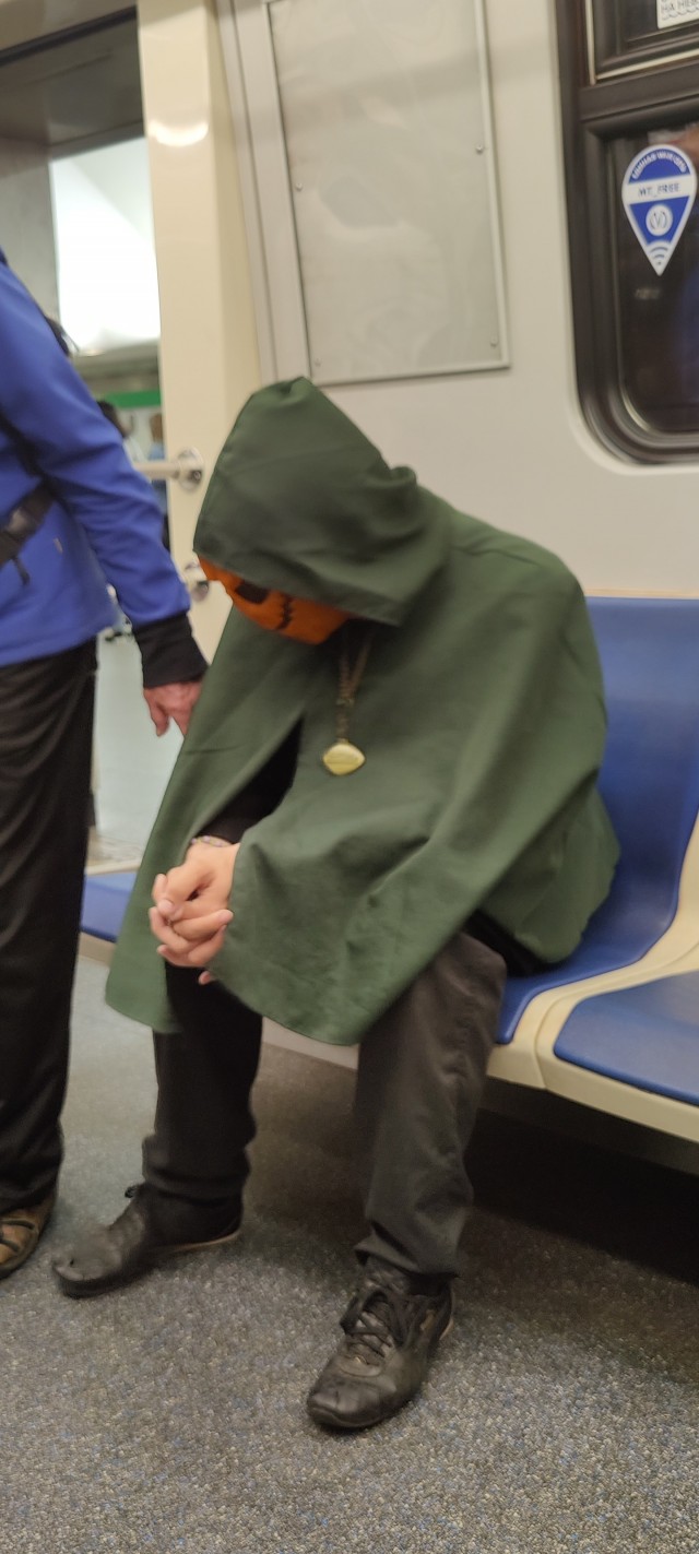 Свежая порция "модников" из нашего метро