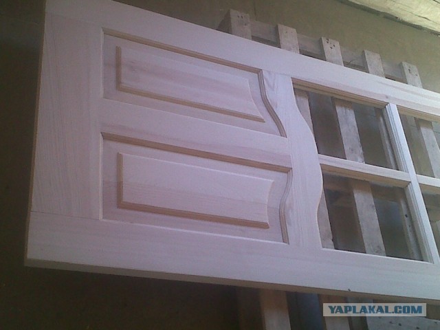 Деревянное дверное полотно дёшево и сердито.