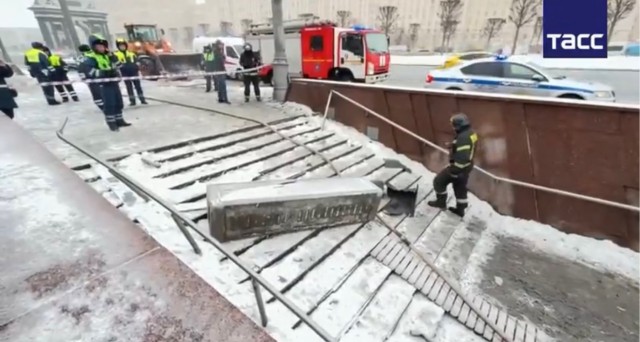 Газель влетела в подземный переход в Москве