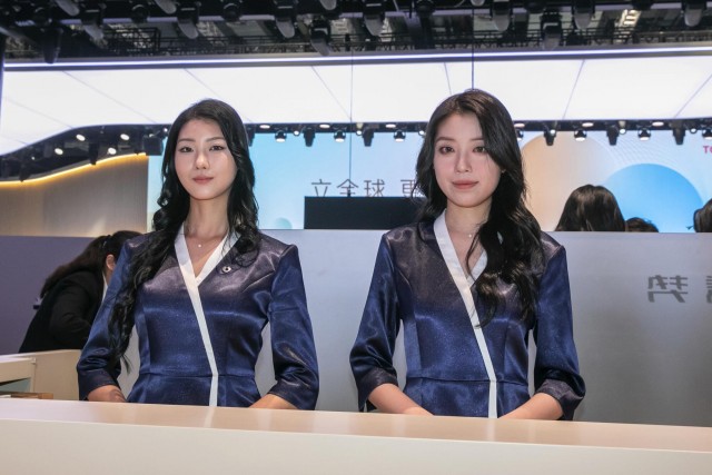 Девушки с международного автосалона "Шанхай-2025"