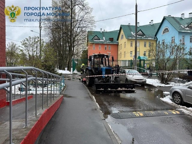 12-летний мальчик запрыгнул на щетку трактора и погиб в Подмосковье