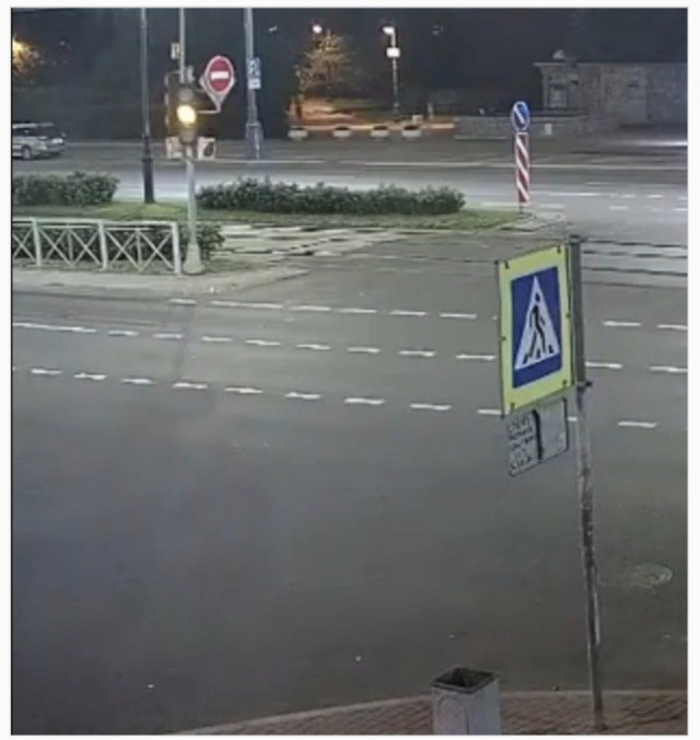 Мазда начала пересекать 8 полос + трамвайные пути на желтый (почти красный) сигнал светофора, но виноват БМВ ехавший на зеленый