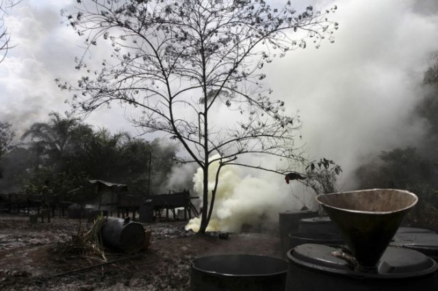 Как местные жители воруют нефть в Нигерии