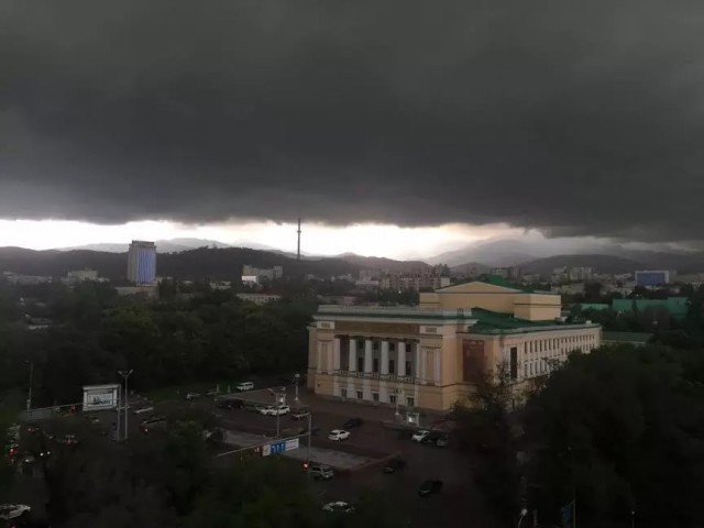 Приближение мощной грозы к Дмитрову ( Московская область, несколько минут назад)