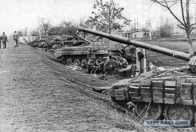 Танки в чеченской войне. черно-белый фоторепортаж