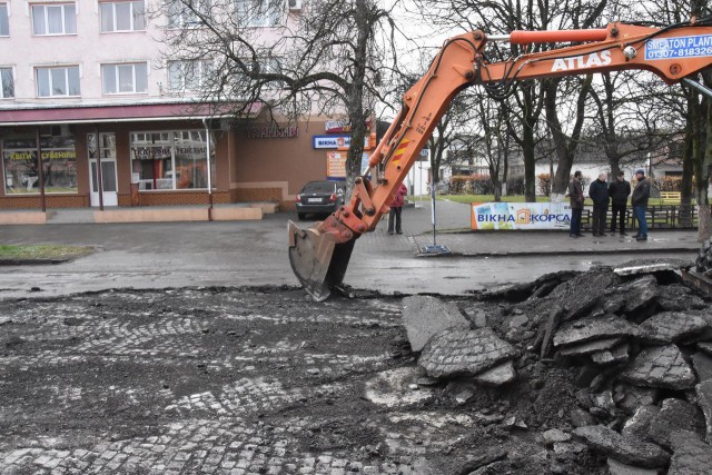 На западе Украины починили дорогу, "откопав" из асфальта старое покрытие конца 50-х