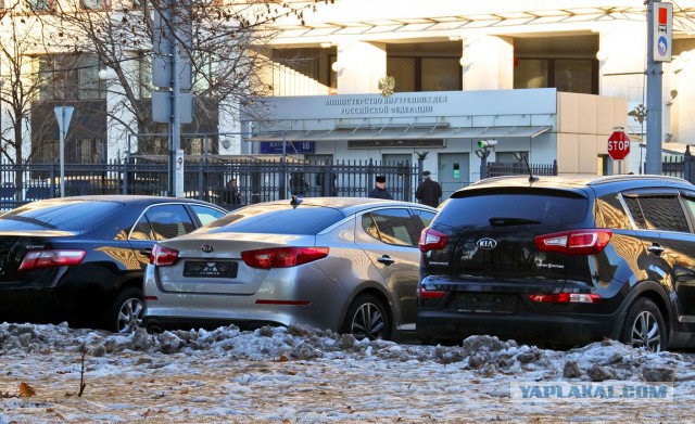 Московские водители стали получать штрафы на автомобили без номеров