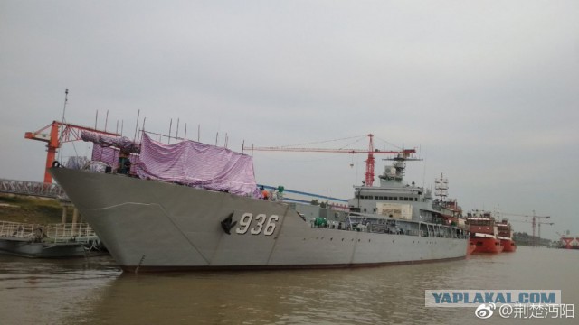 На китайском корабле установили огромную пушку неизвестного типа.