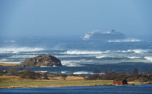 В Норвегии объявили об эвакуации 1300 человек с круизного лайнера