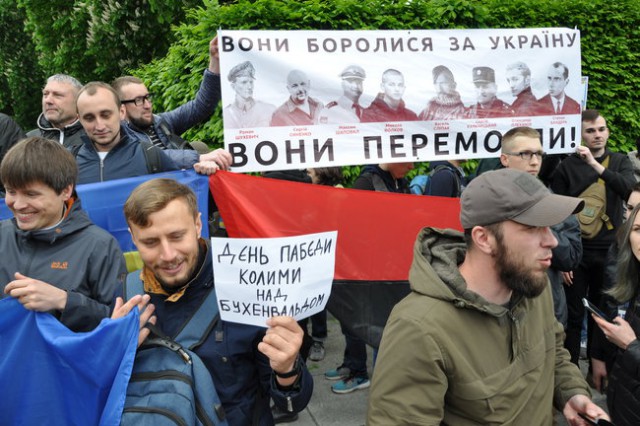 Небратья глумятся