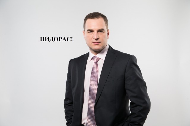 Получивший по морде «журналист»-провокатор не унимается