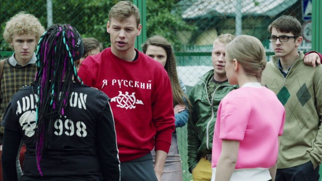 В Казанской школе мама ученицы публично выругала её одноклассника, пока дочка выливала на него что-то из бутылки