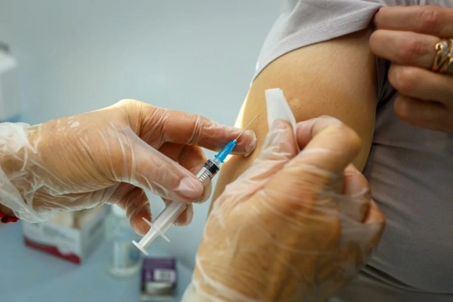 Двух депутатов Самарской губдумы госпитализировали после прививки от COVID-19