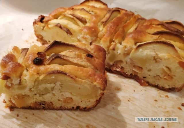 Быстро-вкусно: пирог на сметане с персиками