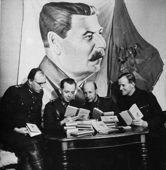 Фотографии связанных с историей Красной и Советской Армии.