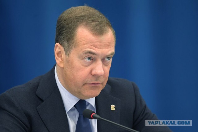 Медведев: с января на контрактную службу приняли 280 тыс. человек