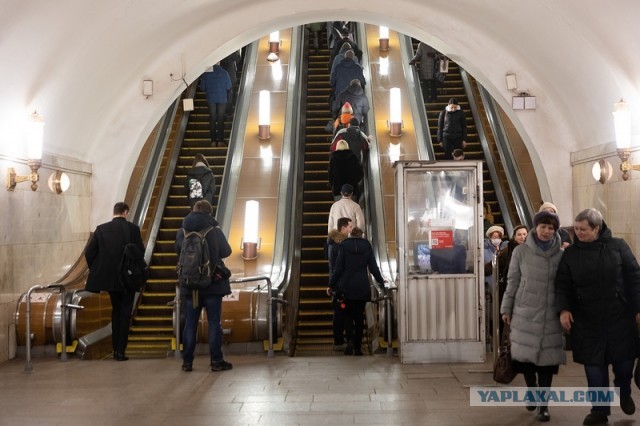 Почему встречные взрослые люди ходят по тротуару по правой от меня части этого тротуара?