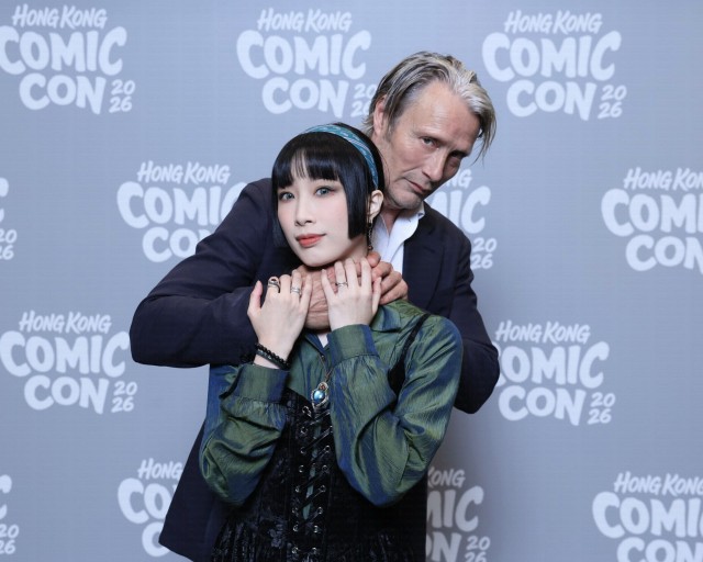 На Comic-Con в Гонконге девушки выстраивались в огромные очереди, чтобы их придушил Мадс Миккельсен.