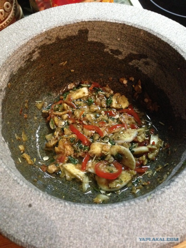 Свинина карри на листьях салата