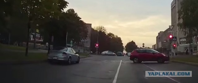 Обычная парковка женщины